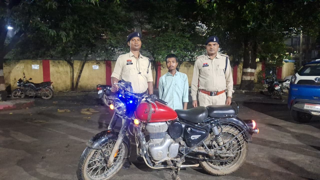 चोरी की बुलेट मोटर सायकल के साथ पकड़ा गया चोर भुवन सिंह, भेजा गया जेल, मामला थाना पत्थलगांव  क्षेत्रांतर्गत...पढिये पूरी खबर